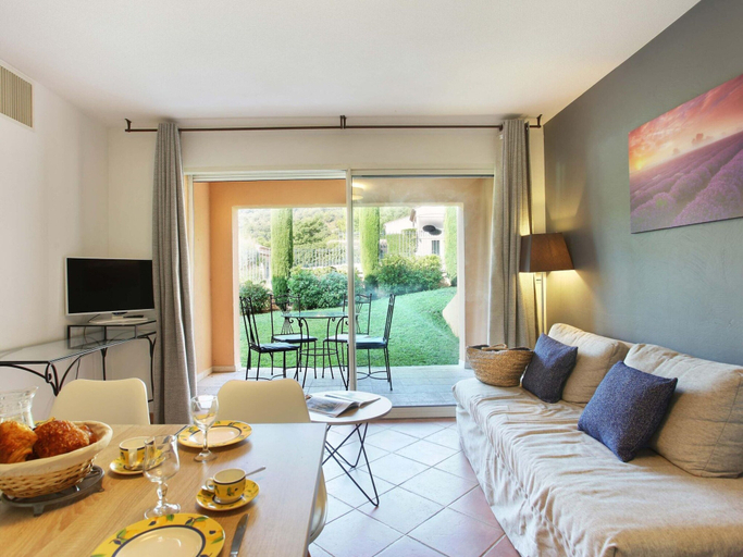 Dining, Studio in Greoux-les-bains Near Lakes, Alpes-de-Haute-Provence