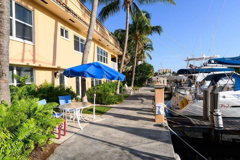 Room 4, Beach Apt With Waterview in Las Olas Blvd, Broward