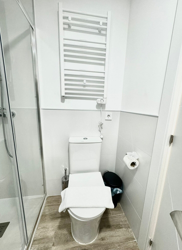 Bathroom 3, Universidad by Oshun Apartments, Madrid