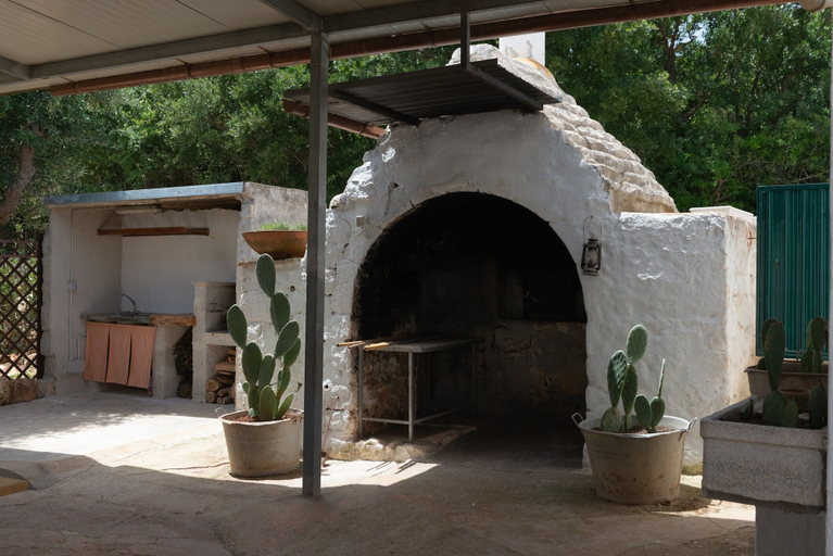 Garden 2, Country House in Puglia With Pool & Pizza Oven, Brindisi