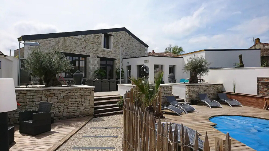 Balcony 2, Villa in Nuaille-d'aunis With Private Pool, Charente-Maritime