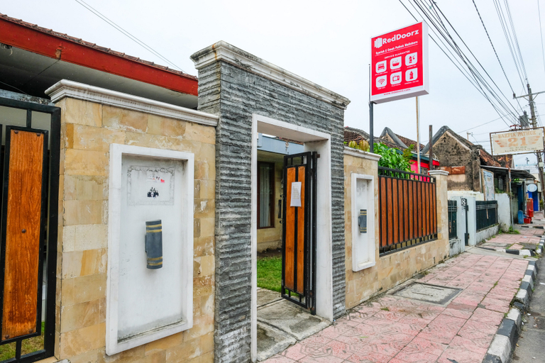 Exterior & Views 2, RedDoorz Syariah @ Omah Pathok Malioboro, Yogyakarta