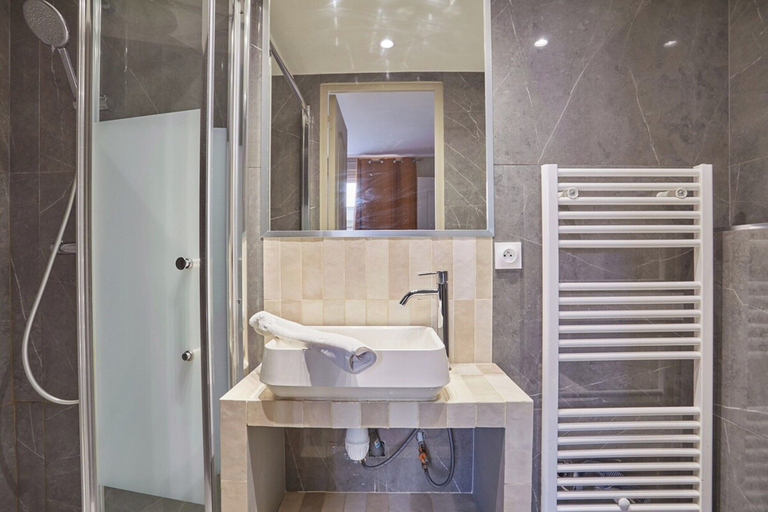 Bathroom 2, Superb Apartment 2 Bedrooms Center of Paris, Paris