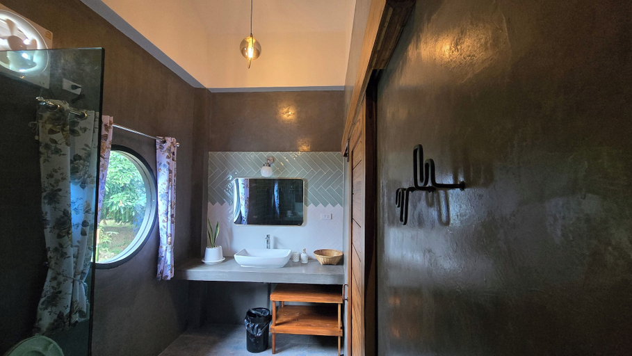 Bathroom 4, Zuu Tee Organic Farm & Roastery, Pai