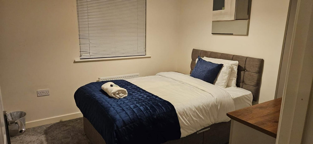 Room 5, House - Sleeps 8 - Parking - Station Close, Wolverhampton