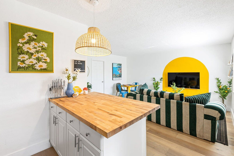 Room 5, Lovely 2 BR condo in Sailboat Bend, Broward