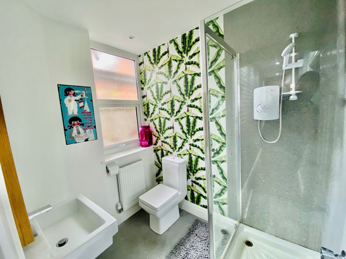 Bathroom 5, Blackpool - 4 Beds - Sleeps 9 - Pet Friendly, Blackpool
