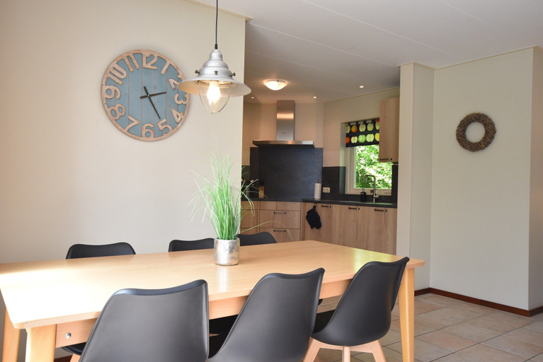 Private kitchen 3, Bungalow in North Holland Near the Beach, Zijpe