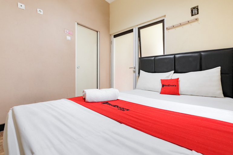 RedDoorz near The Jungle Waterpark Bogor, Bogor