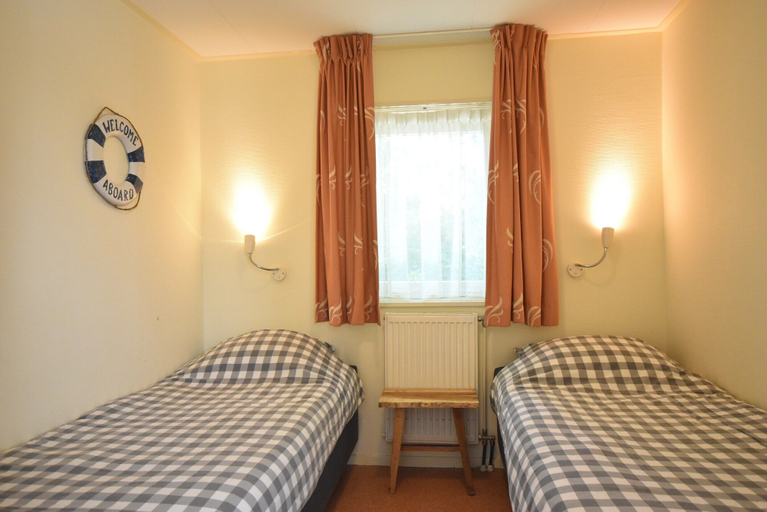 Room 2, Bungalow in North Holland Near the North Sea, Zijpe