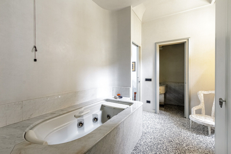 Bathroom 2, Elegant Apartment Near Duomo, Milano