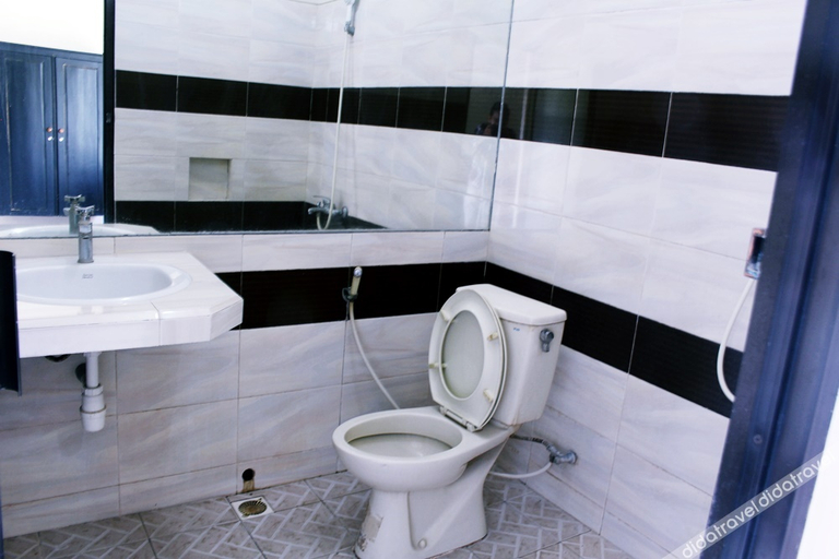 Bathroom 3, Capital O 1430 Hotel Ratna Syariah, Probolinggo