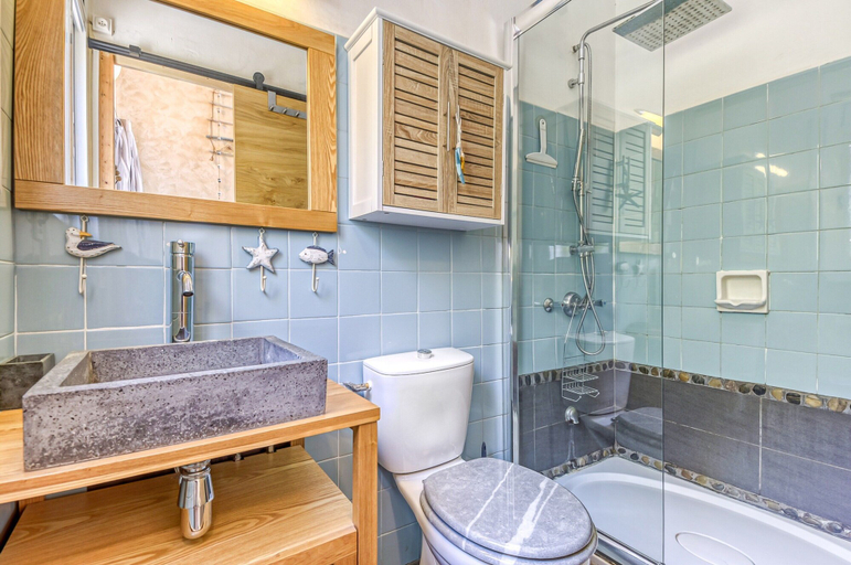 Bathroom 2, Apartment in Roses Near Platja Dels Palangrers, Girona