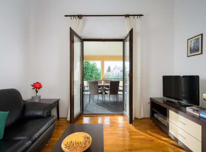 Living area 3, Graceful Apartment With Barbecue Area, Poreč