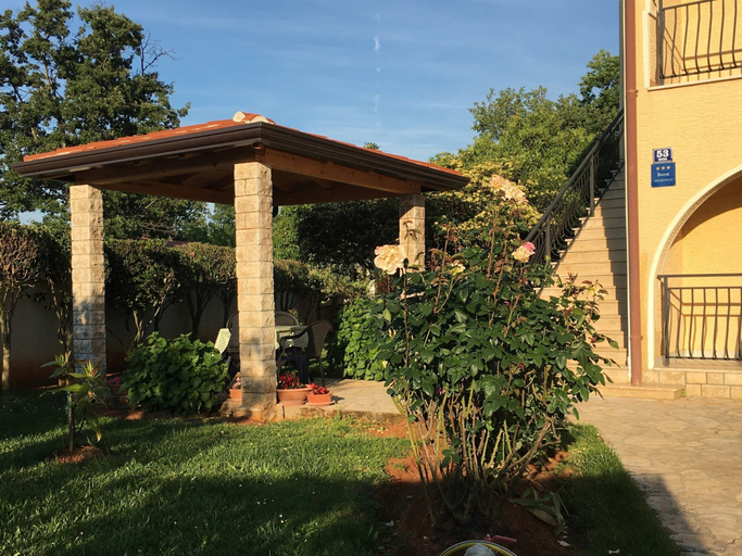 Terrace/patio, Graceful Apartment With Barbecue Area, Poreč