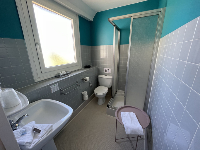 Bathroom 4, L'Escale Hôtel Bellevue, Côtes-d'Armor