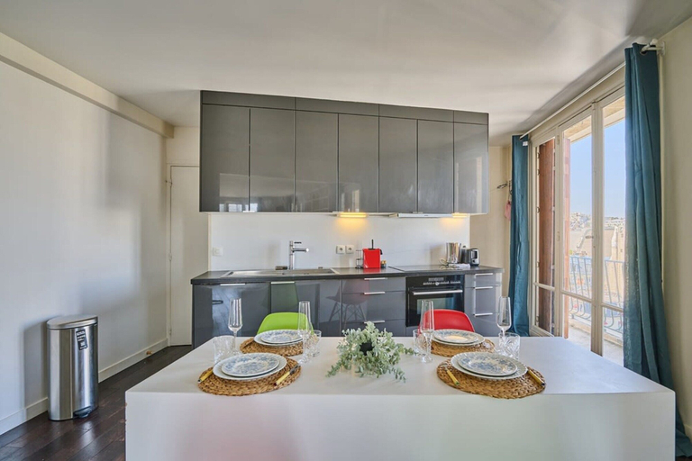 Private kitchen 3, Sublime 2 Bedroom Flat Quai de Seine Eiffel Tower, Paris