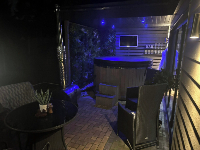 Terrace/patio 5, Sheffield-apartment-sleeps4-parking-hottub, Rotherham