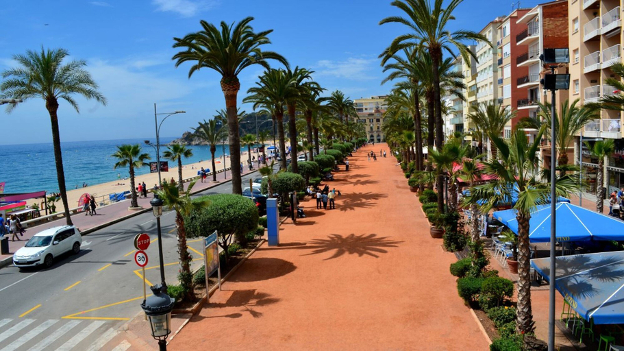 Room 2, Santa Cristina 6 in Lloret de Mar, Girona