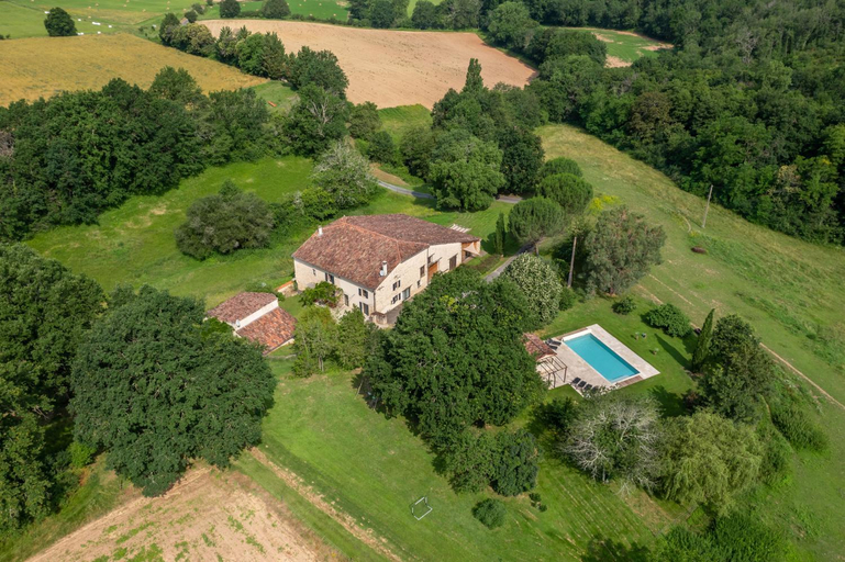 Exterior & Views