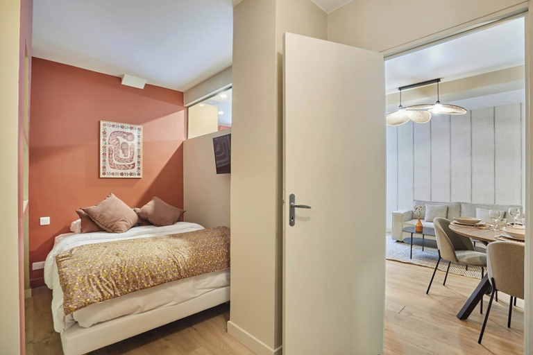 Room 2, Apartment in the Center of Paris/montmartre, Paris