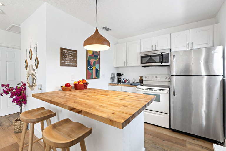 Room 3, Stylish 2 BR condo - close to Riverwalk, Broward