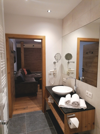 Bathroom 5, Lovely Apartment With Mountain Views, Zell am See