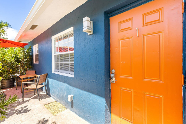 Room 2, Lovely 2 BR condo with free parking on premises, Broward