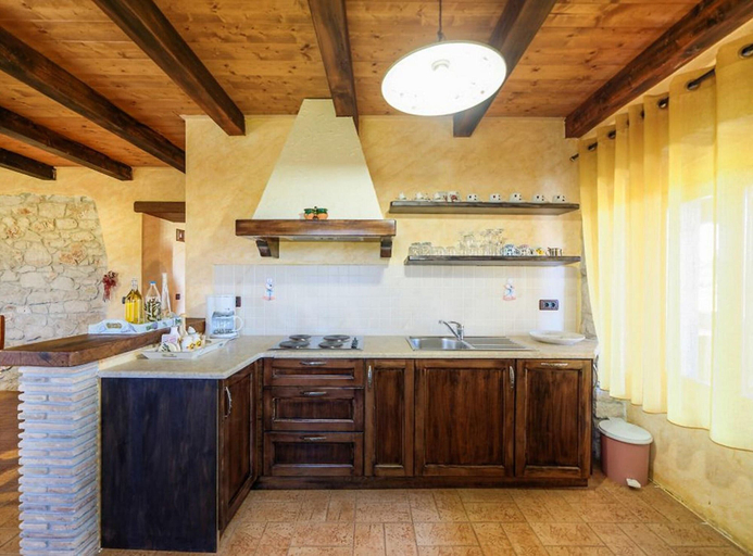 Private kitchen 5, Charming Holiday Home With Garden, Poreč