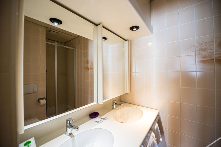 Bathroom 3, Hotel des Tourelles, Genève