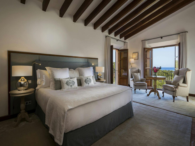 Room 5, Holiday Home With Spacious Lounge Area, Baleares