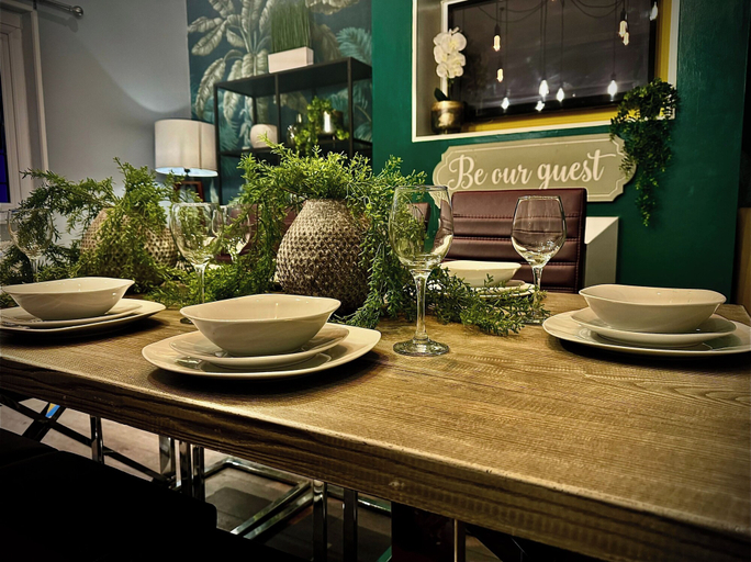 Dining 2, Sleeps10-parking-garden-hottub-petfriendly, Lancashire