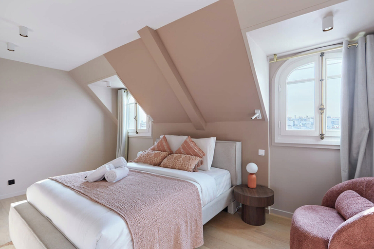 Room 3, Sublime Duplex Arc de Triomphe/ Trocadero, Paris