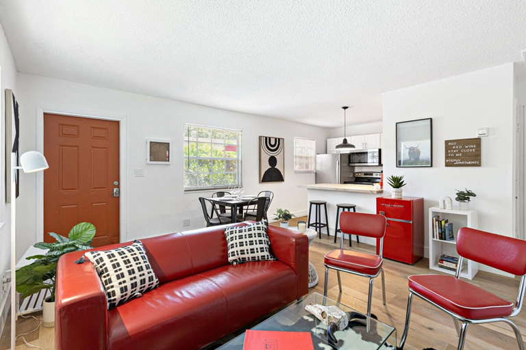 Room 3, Lovely 2 BR condo with free parking on premises, Broward