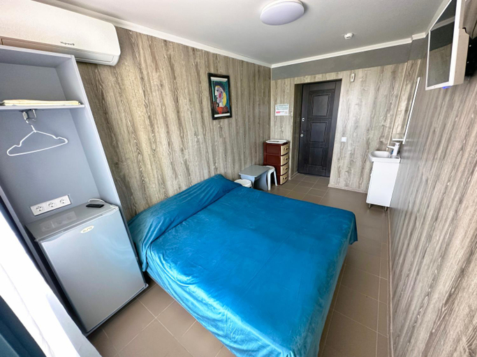 Bedroom 2, Aquamarine, Kominternivs'kyi