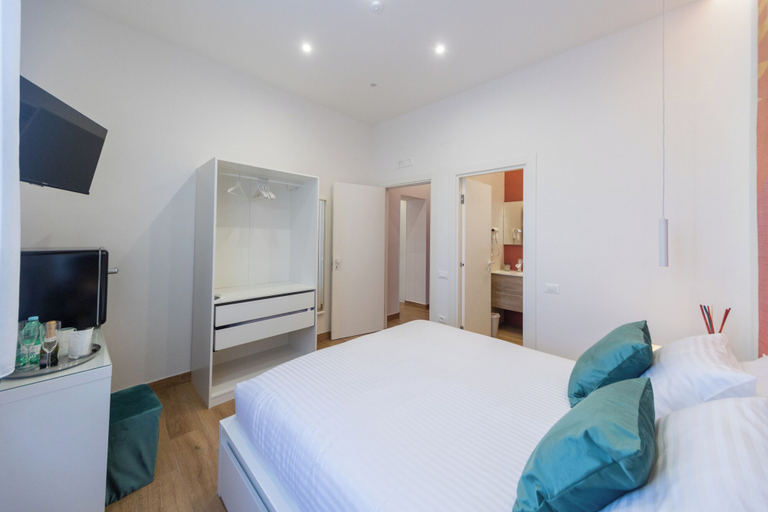 Bedroom 5, City Rooms 74, Salerno