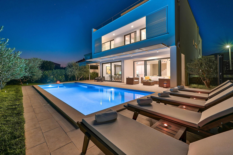 Exterior 2, 5-bedroom Villa Near Split With Pool, Kaštela