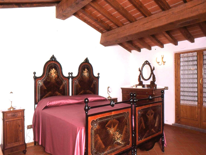 Room 5, Farmhouse in Tuscany With Pool & Valley Views, Arezzo