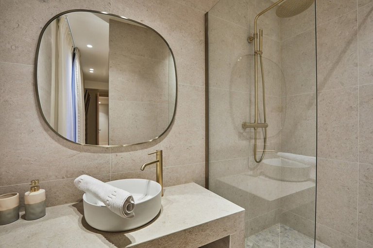 Bathroom 4, Sublime apartment Rue Royale/Madeleine, Paris