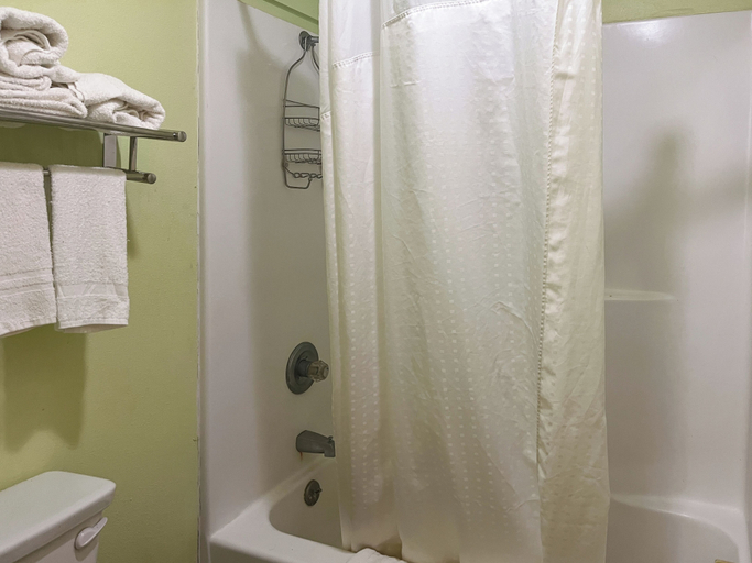 Bathroom 4, Motel 6 Tulia, TX, Swisher