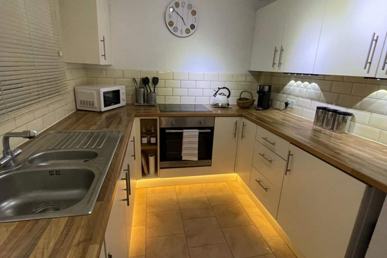 Private kitchen, 3-bed Apart, Sleeps 5 w/ Garden, Parking & Pets Ok, Norfolk