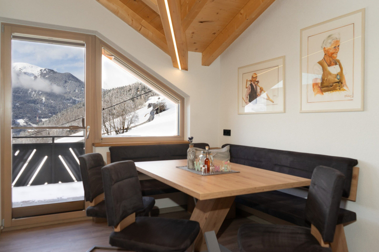 Dining 2, Apartment in Kaunerberg Near Ski Resort, Landeck