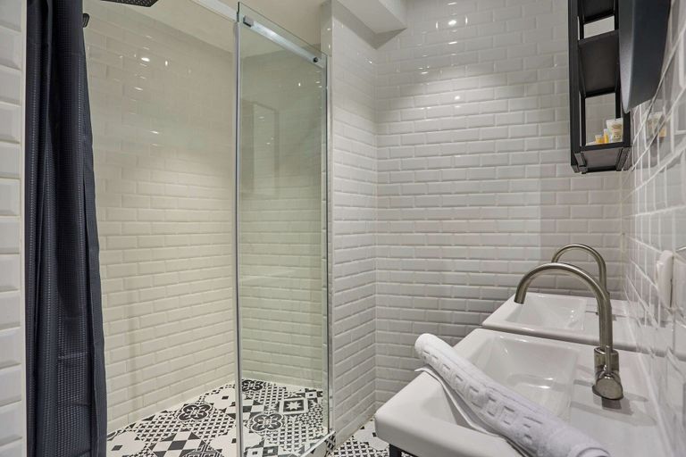Bathroom 2, Superb Atypical Apartment Paris Center Le Marais, Paris