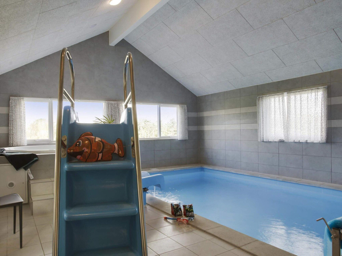 Pool 4, 5 Star Holiday Home in Idestrup, Guldborgsund