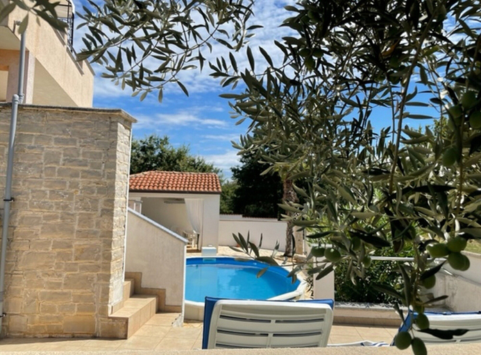 Pool 5, Appealing Apartment With Garden, Poreč