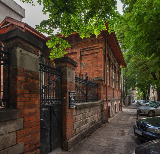 Others 4, Ruby Red House, Stolichna