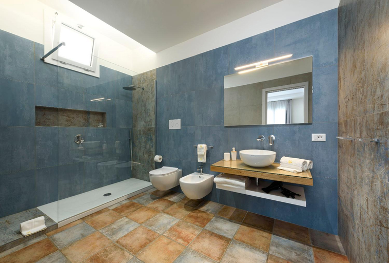 Bathroom 2, Le Margherite, Trapani
