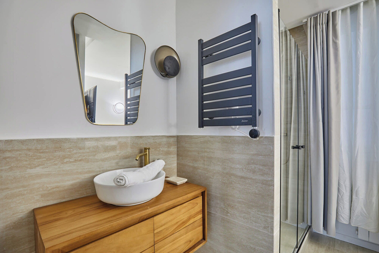 Others 3, Two-bedroom Flat in Central Paris, Paris