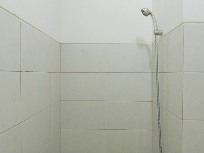 Bathroom 5, Royale Signature Sapphire Powered by Cocotel, East Jakarta