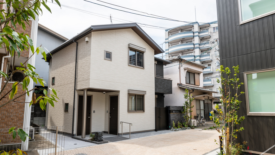 Exterior & Views